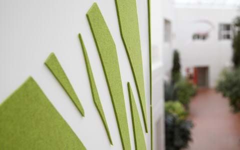 montering af udsmykning med grøn filt på elevatortårn hos Tryg filt (15)